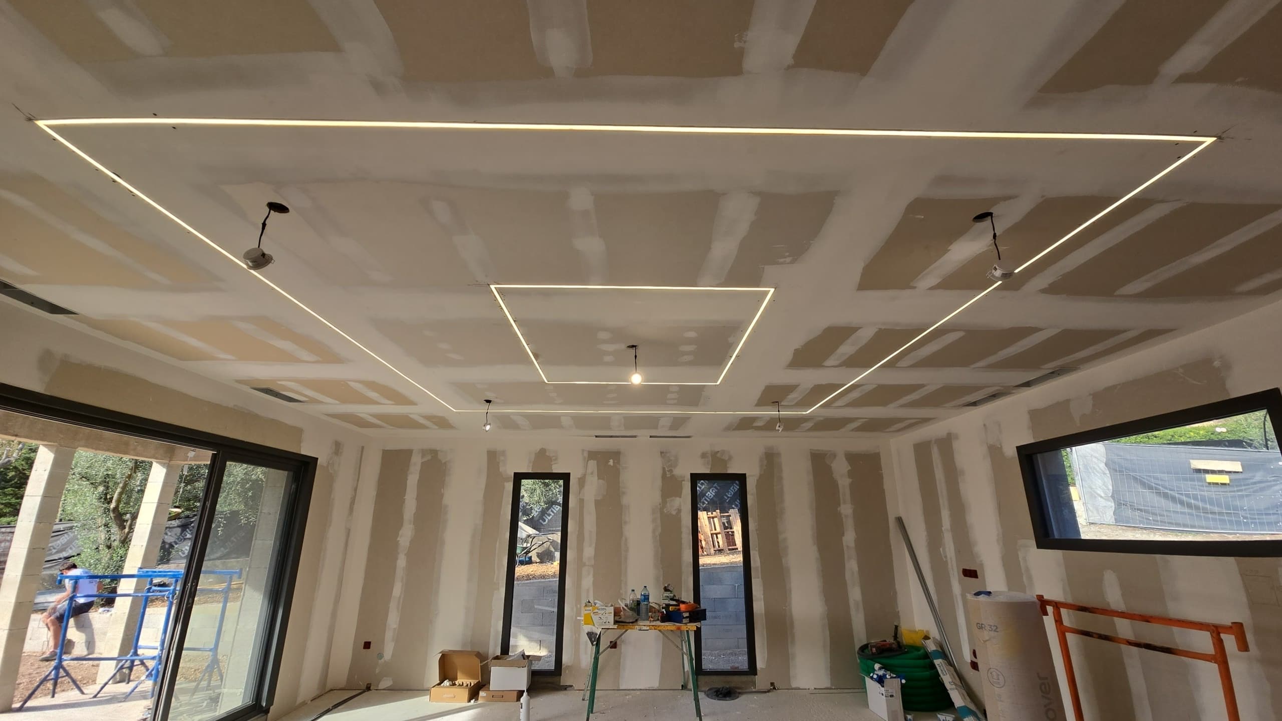 Bandeau LED encastré au plafond dans un salon réalisé par AZ Électricité 03